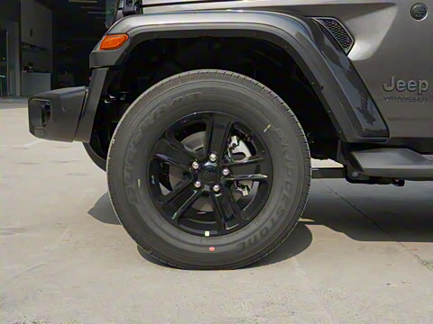 2022款 2.0T 高地四门版 2022款 2.0T 高地四门版