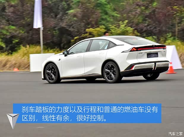 長安深藍(lán) 長安深藍(lán)SL03 2022款 712km 高配純電版