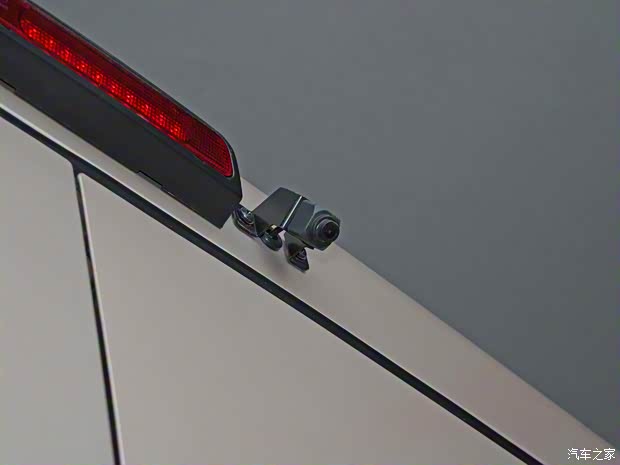 南京依维柯 依维柯得意 2023款 聚金版 2.5T A35M1客车短轴中顶单胎侧拉门5-9座