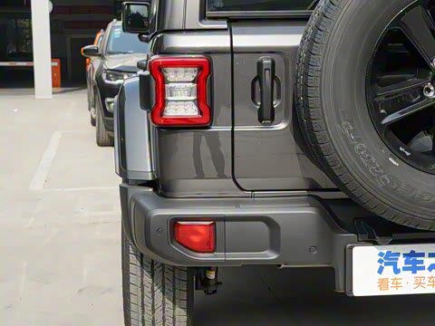 2022款 2.0T 高地四门版 2022款 2.0T 高地四门版