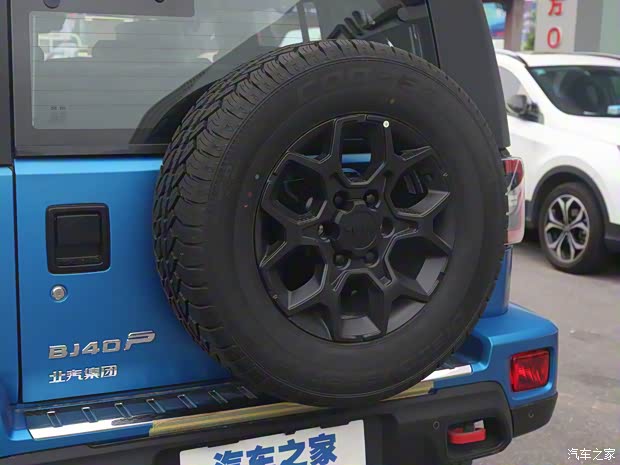 北京越野 北京BJ40 2023款 2.0D 自動四驅(qū)刀鋒英雄版?zhèn)b客型