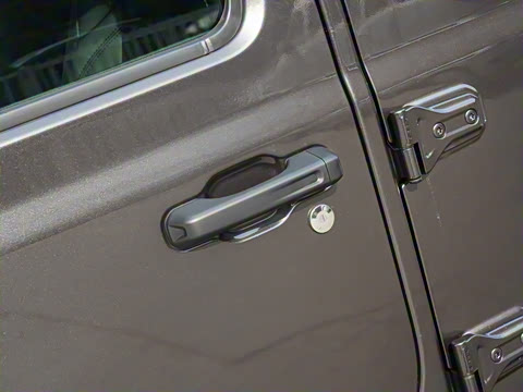 2022款 2.0T 高地四门版 2022款 2.0T 高地四门版