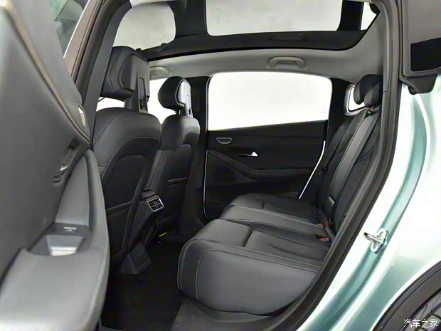 长安深蓝 长安深蓝SL03 2022款 712km 高配纯电版