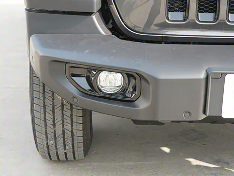 2022款 2.0T 高地四门版 2022款 2.0T 高地四门版