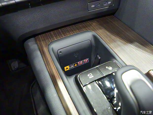 丰田(进口) 皇冠(进口) 2024款 Sedan 丰田(进口) 皇冠(进口) 2024款 Sedan