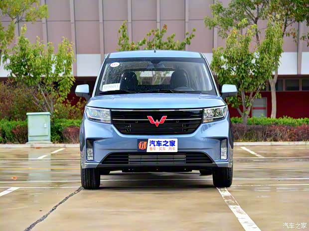 上汽通用五菱 五菱宏光PLUS 2019款 1.5T 手动豪华型 7座