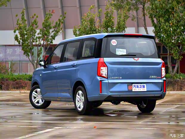 上汽通用五菱 五菱宏光PLUS 2019款 1.5T 手动豪华型 7座