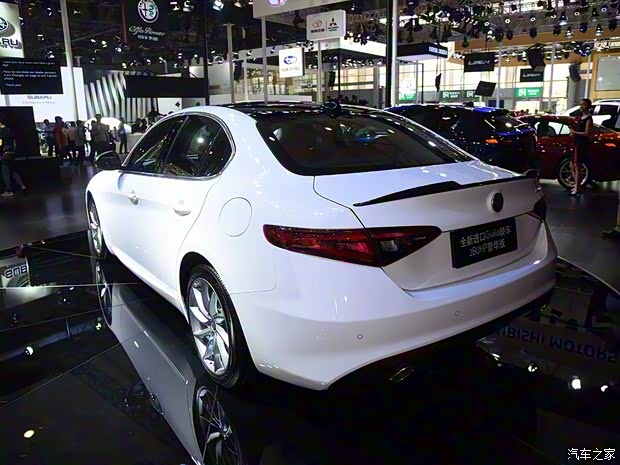 阿尔法·罗密欧 Giulia 2018款 2.0T 280HP 豪华版 碳纤维限量版