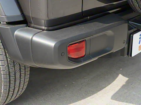 2022款 2.0T 高地四门版 2022款 2.0T 高地四门版