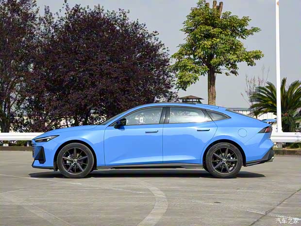 长安汽车 长安UNI-V 2022款 1.5T 基本型