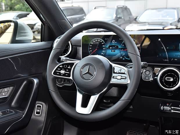 北京奔馳 奔馳A級(jí) 2020款 改款 A 200 L 運(yùn)動(dòng)轎車動(dòng)感型