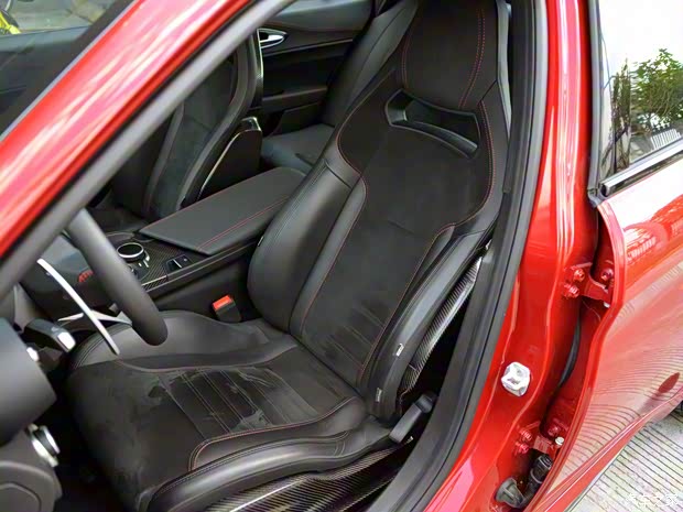 阿尔法·罗密欧 Giulia 2019款 2.9T 510HP 四叶草版