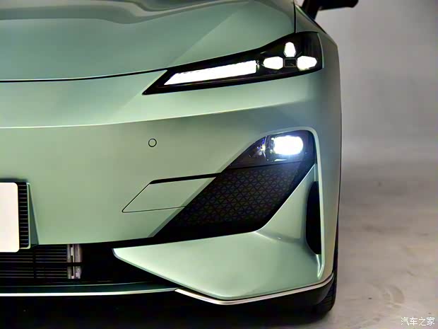 长安深蓝 长安深蓝SL03 2022款 712km 高配纯电版