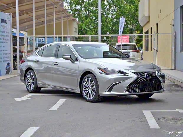 雷克萨斯 雷克萨斯ES 2018款 300h 尊享版 国VI