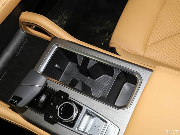 長(zhǎng)安汽車 長(zhǎng)安覽拓者 2023款 2.0T自動(dòng)四驅(qū)汽油旗艦型標(biāo)箱