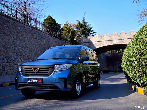 上汽通用五菱 五菱宏光PLUS 2019款 1.5T 手动标准型 5座 上汽通用五菱 五菱宏光PLUS 2019款 1.5T 手动标准型 5座