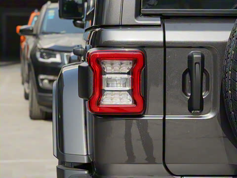 2022款 2.0T 高地四门版 2022款 2.0T 高地四门版