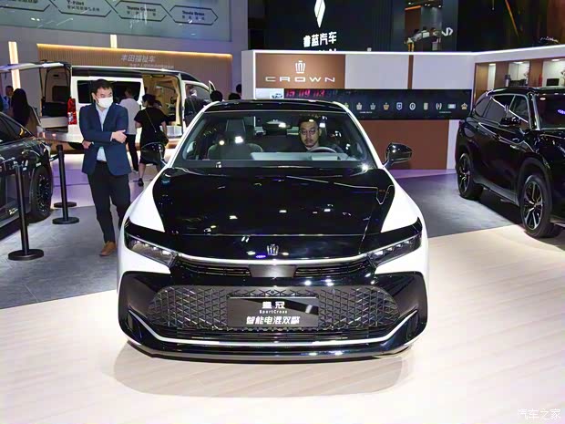 丰田(进口) 皇冠(进口) 2023款 2.4T SportCross HEV四驱至尊版 丰田(进口) 皇冠(进口) 2023款 2.4T SportCross HEV四驱至尊版