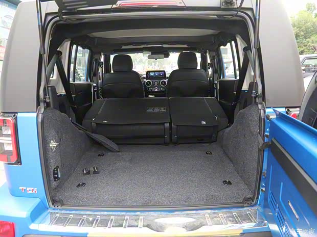 北京越野 北京BJ40 2023款 2.0D 自動四驅(qū)刀鋒英雄版?zhèn)b客型