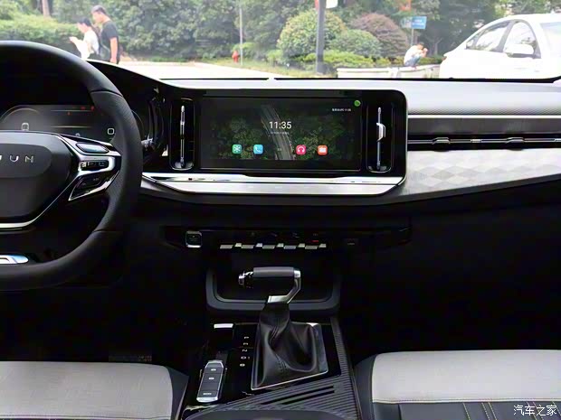 上汽通用五菱 新宝骏RM-5 2019款 1.5T CVT 24小时在线尊贵型 6座