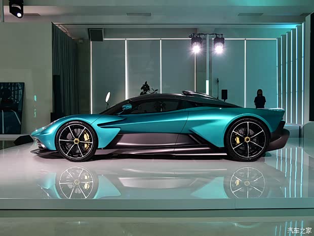 阿斯顿·马丁 Valhalla 2021款 4.0T PHEV 基本型