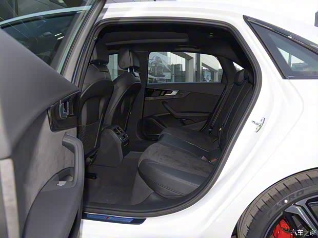 一汽奥迪 奥迪A4L 2022款 45 TFSI quattro 臻选动感型 一汽奥迪 奥迪A4L 2022款 45 TFSI quattro 臻选动感型