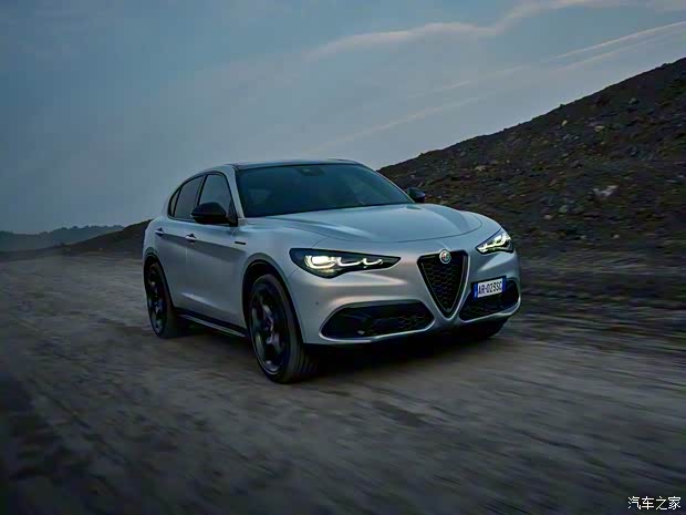 阿尔法·罗密欧 Stelvio斯坦维 2023款 Competizione 阿尔法·罗密欧 Stelvio斯坦维 2023款 Competizione