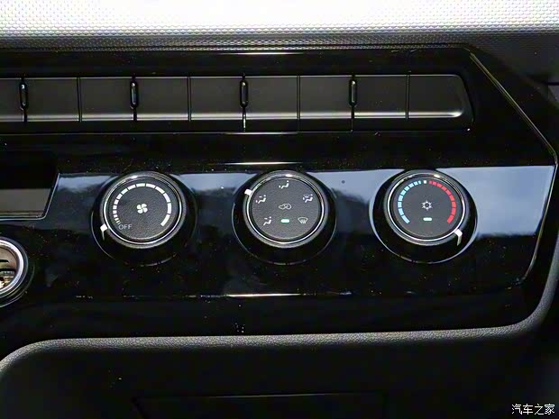 東風(fēng)汽車 御風(fēng) 2023款 V9+ 2.0T 手動前驅(qū)多功能中軸中頂7座