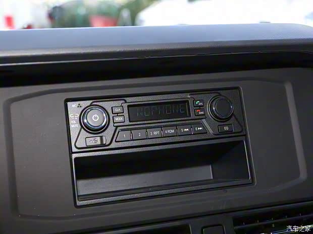 東風(fēng)汽車 御風(fēng) 2023款 V9+ 2.0T 手動前驅(qū)多功能中軸中頂7座