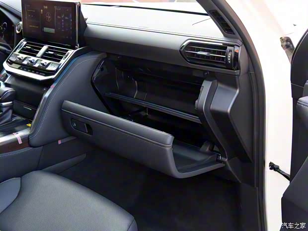 丰田(进口) 兰德酷路泽(进口) 2022款 3.4T 中东版 丰田(进口) 兰德酷路泽(进口) 2022款 3.4T 中东版