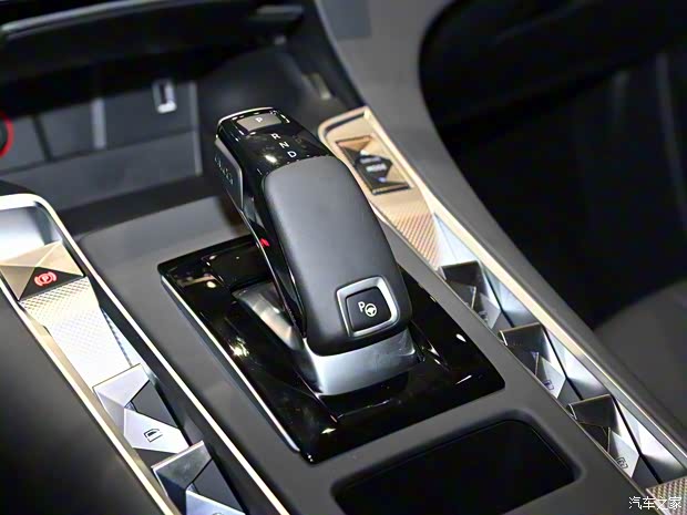 DS汽车 DS 7 2022款 35THP 卢浮典藏版 DS汽车 DS 7 2022款 35THP 卢浮典藏版