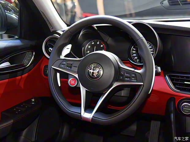 阿尔法·罗密欧 Giulia 2018款 2.0T 280HP 豪华版 碳纤维限量版