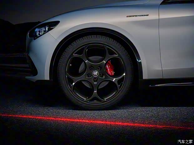 阿爾法·羅密歐 Stelvio斯坦維 2023款 Competizione