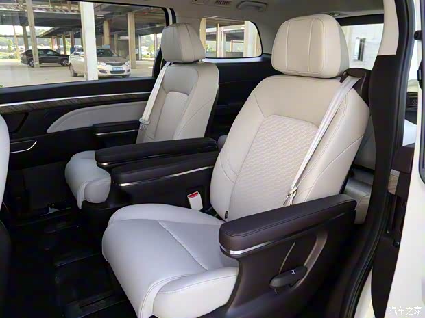 广汽乘用车 传祺M8 2021款 领秀系列 390T 豪华版