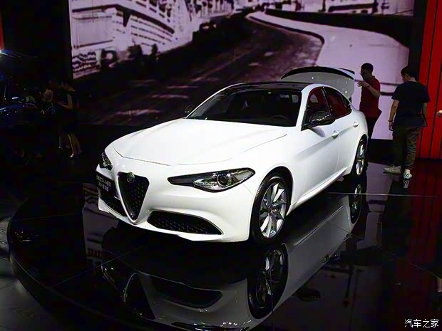 阿尔法·罗密欧 Giulia 2018款 2.0T 280HP 豪华版 碳纤维限量版
