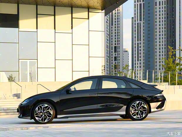 现代(进口) IONIQ(艾尼氪)6 2022款 基本型 现代(进口) IONIQ(艾尼氪)6 2022款 基本型