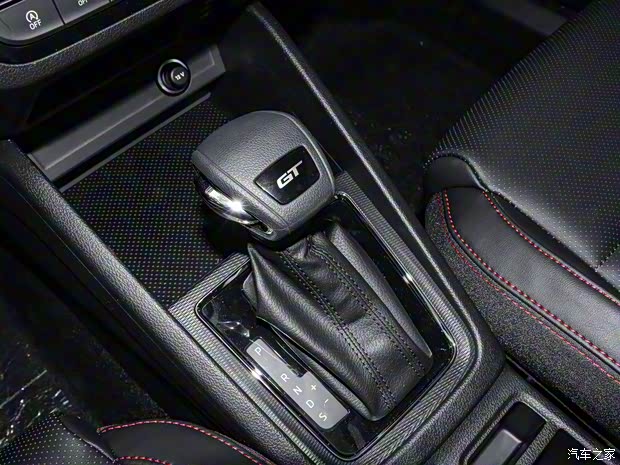 上汽大眾斯柯達(dá) 柯米克 2023款 GT 1.5L 自動(dòng)臻享版