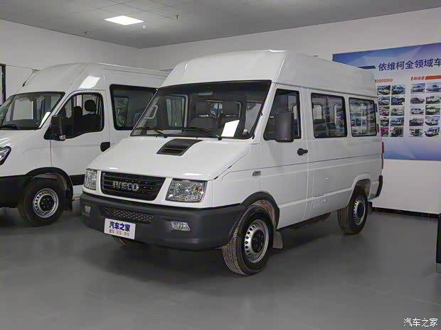 南京依維柯 依維柯得意 2020款 2.5T A35客車單胎中頂5-9座側移門國VI