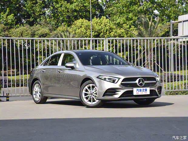 北京奔馳 奔馳A級(jí) 2020款 改款 A 200 L 運(yùn)動(dòng)轎車動(dòng)感型