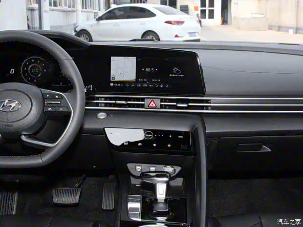 北京现代 伊兰特 2021款 1.5L LUX尊贵版