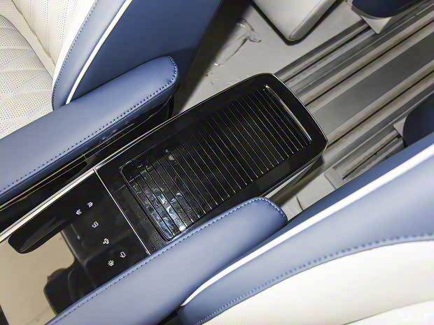 上汽集团 荣威iMAX8 2021款 400TGI 新赢家尊荣版 上汽集团 荣威iMAX8 2021款 400TGI 新赢家尊荣版