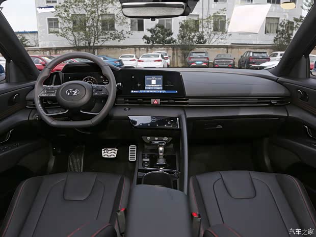 北京现代 伊兰特 2021款 240TGDi DCT LUX尊贵版