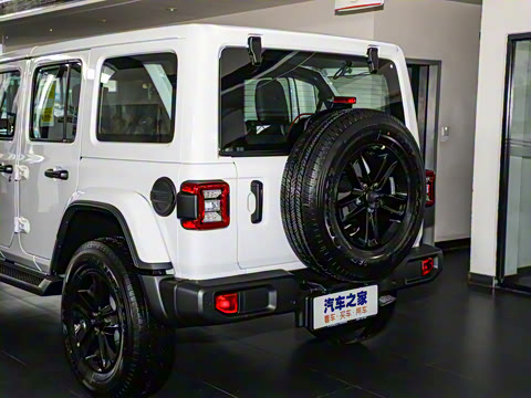 2022款 2.0T 高地四门版 2022款 2.0T 高地四门版