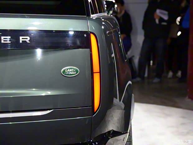 路虎(進(jìn)口) 攬勝 2022款 3.0 L6 400PS 典范加長(zhǎng)版