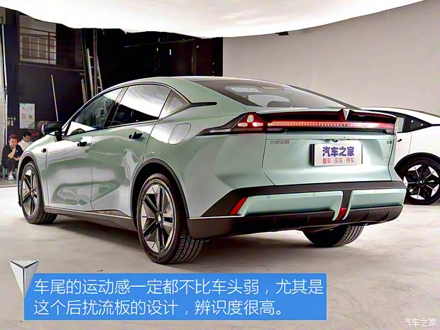 長(zhǎng)安深藍(lán) 長(zhǎng)安深藍(lán)SL03 2022款 712km 高配純電版