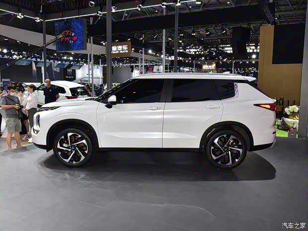 广汽三菱 欧蓝德 2022款 1.5T CVT四驱高配版 7座 广汽三菱 欧蓝德 2022款 1.5T CVT四驱高配版 7座