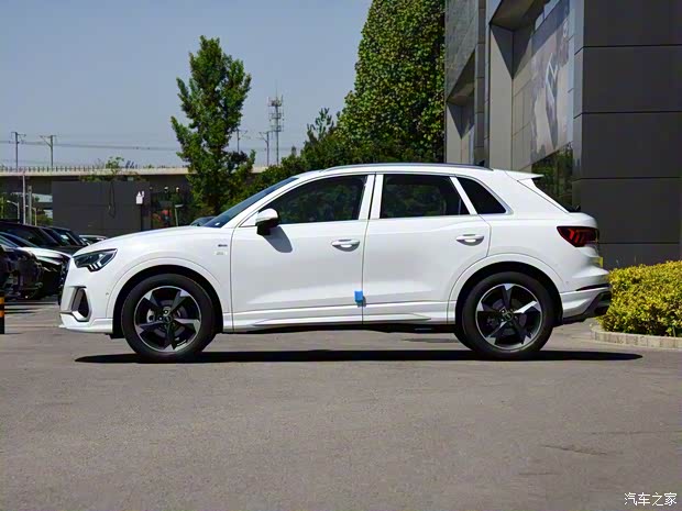 一汽奧迪 奧迪Q3 2023款 35 TFSI 時(shí)尚動(dòng)感型（1.5T）