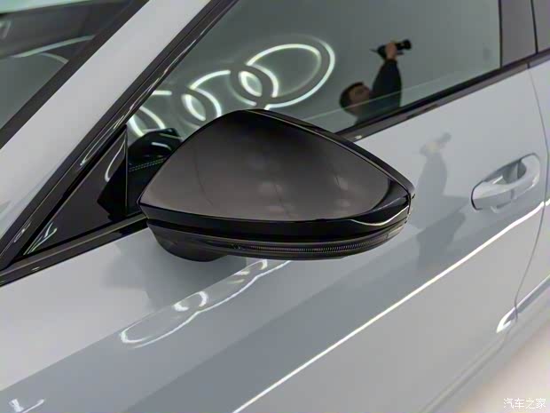 上汽奧迪 奧迪A7L 2024款 55 TFSI quattro RS 套件競(jìng)速版