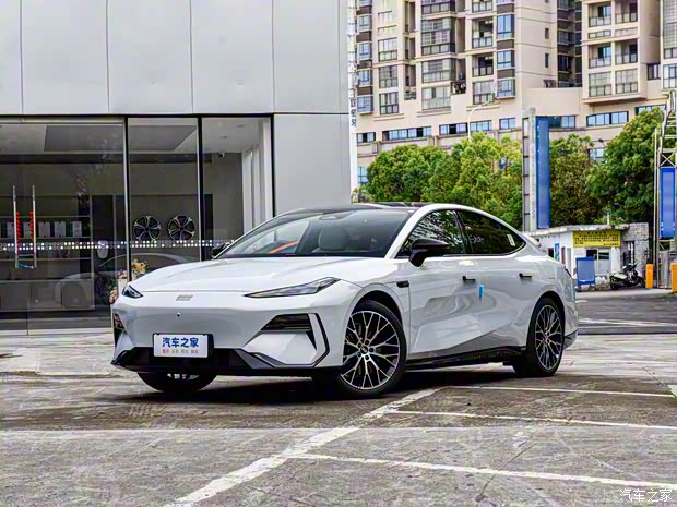 吉利汽車 銀河E8 2024款 620km 四驅(qū)龍騰版