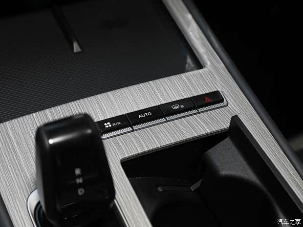 吉利汽车 博越L 2024款 1.5TD DCT赢家版 吉利汽车 博越L 2024款 1.5TD DCT赢家版